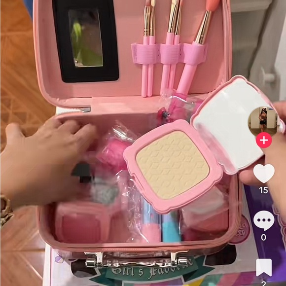 NIB Fun Makeup Kit with Brushes and Accessories - Picture 3 of 6